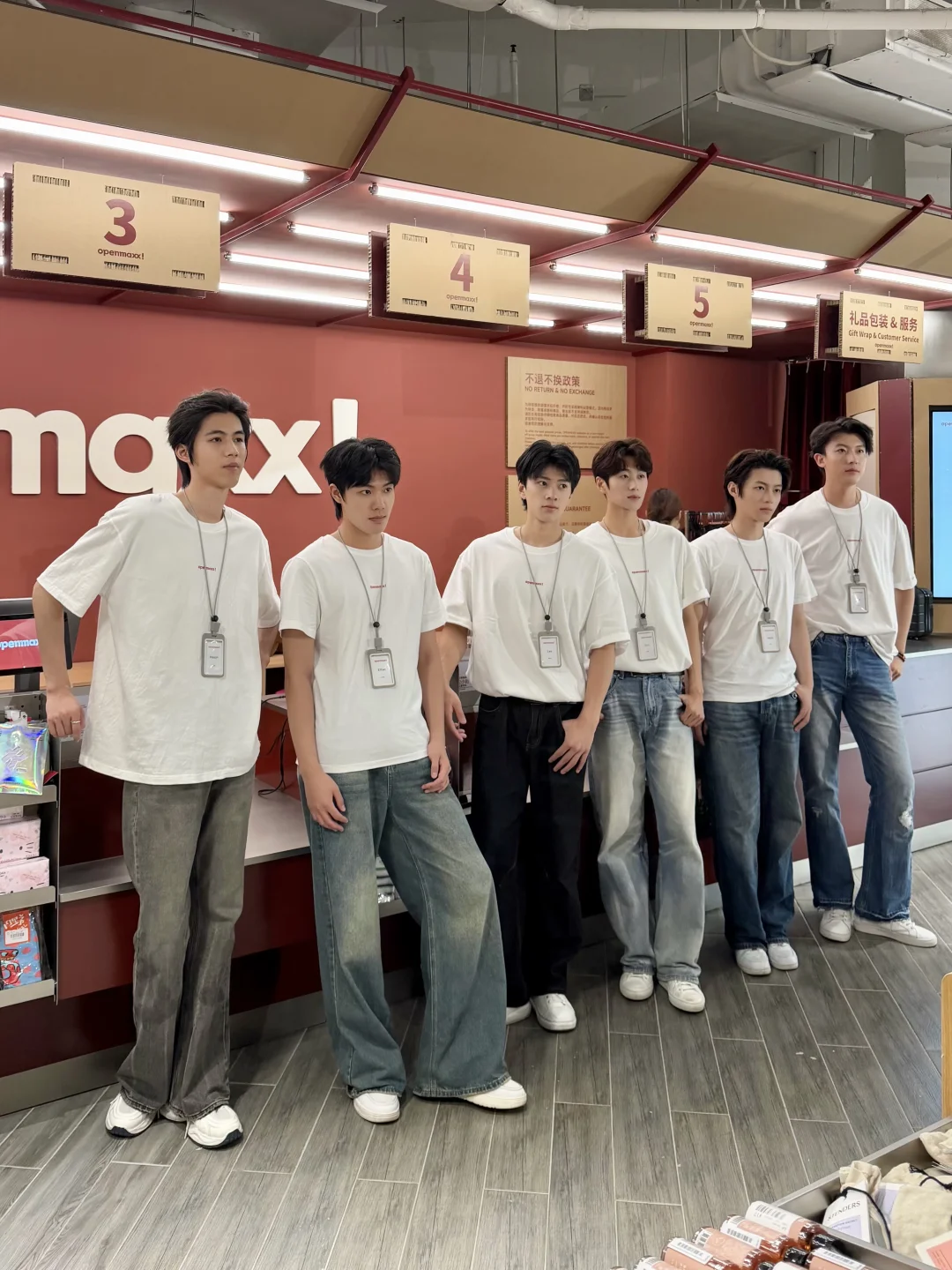 上海不愧是大城市。。一日店长开始找男团了？！