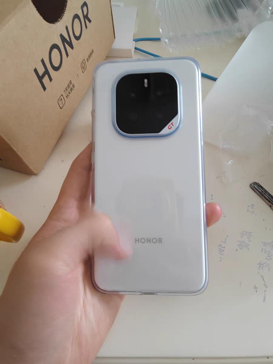 预算有限又想嗨玩游戏和拍照，既要又要？那就来看看荣耀GT Pro吧，它那个配置太