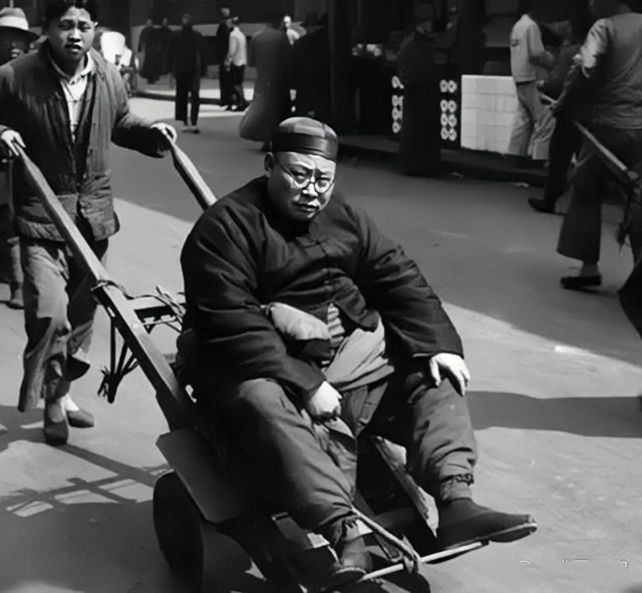 民国时期，一个坐在小推车上逛街的白白胖胖的老板。
这个老板脑满肠肥，挺腰凸肚，正