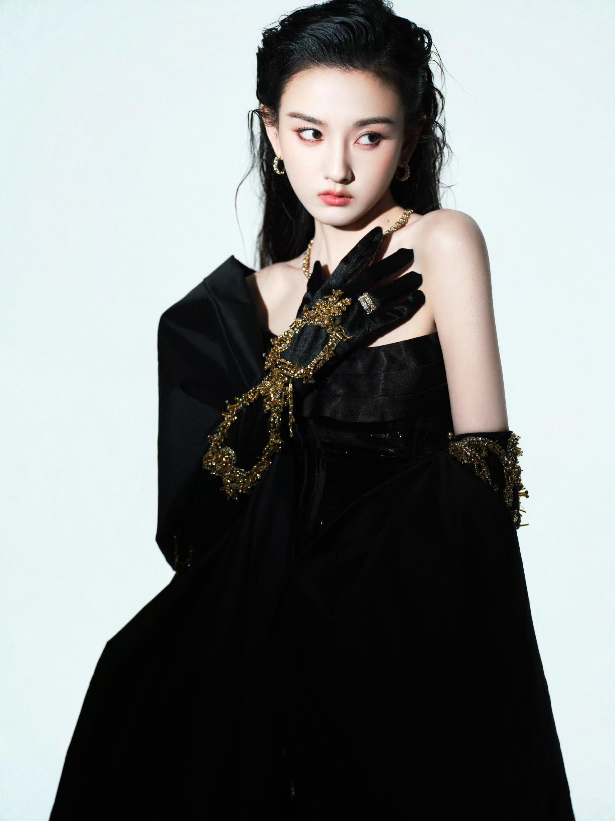 宋祖儿这套好美喔 好酷好带感🖤微博之夜微博之夜出图微博之夜红毯2025微博之夜