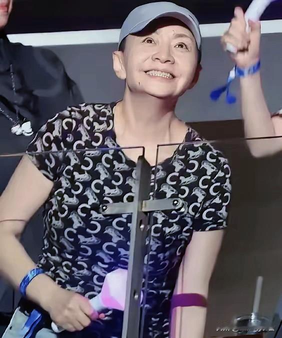果然贫穷限制了我的想象，
有人说宋丹丹退休了，穿的衣服像地摊货，看着旧旧的，我特