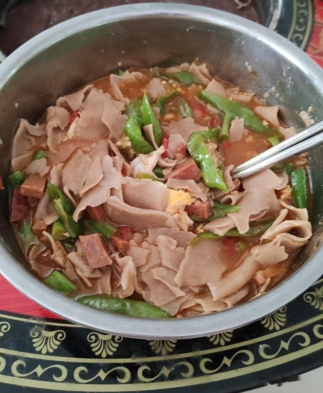糖尿病人的中午饭，荞麦面、黑面、玉米面、小麦面四种面做成的杂粮面片，西红柿、鸡蛋