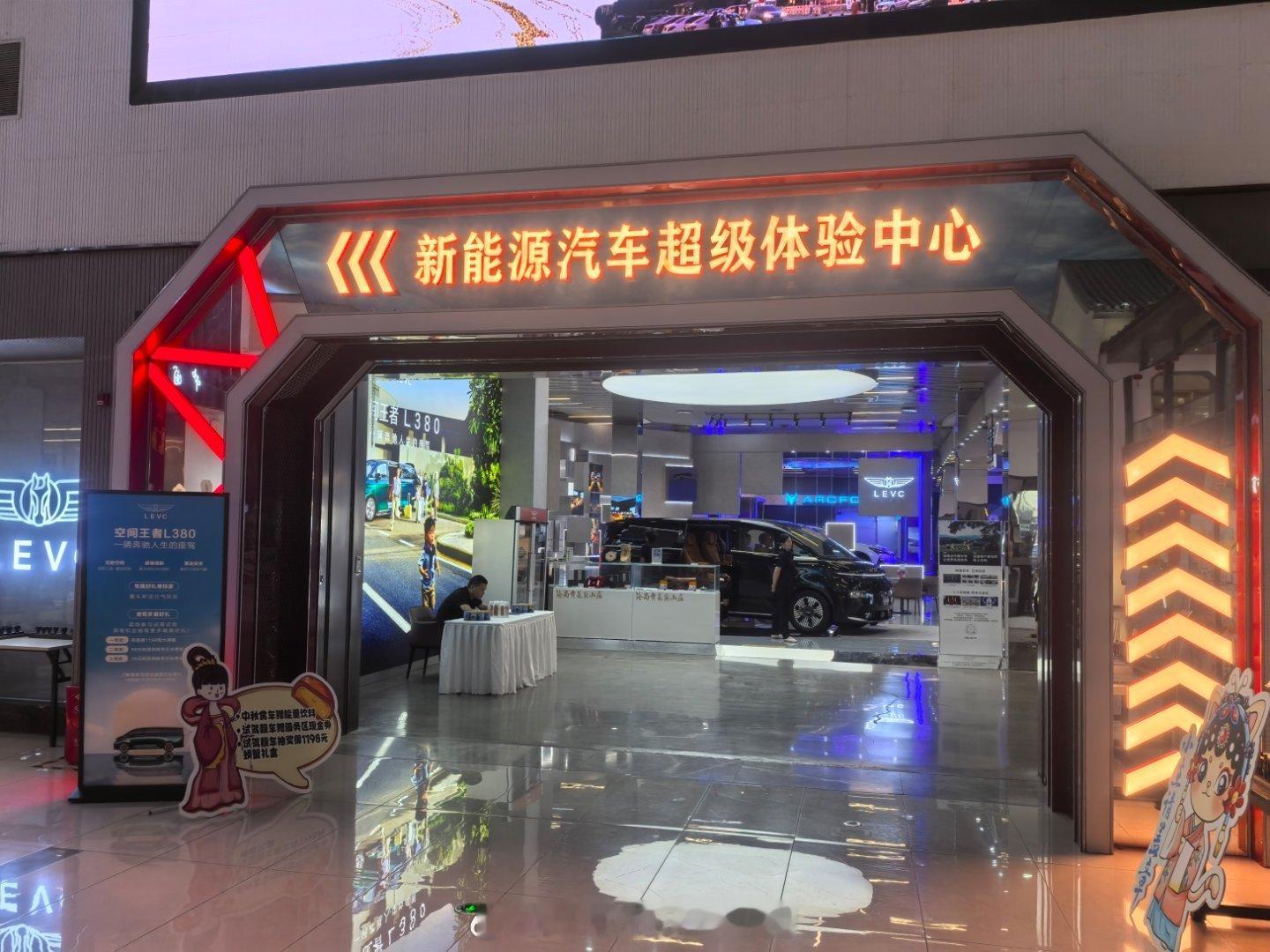 从南京回沪的路上去了趟阳澄湖服务区，发现了一个新能源汽车超级体验中心，这“超级”