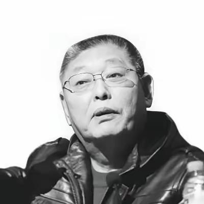 1988年4月21日，一个男人正在看报纸，却无意中发现了“致富密码”，报纸上短短