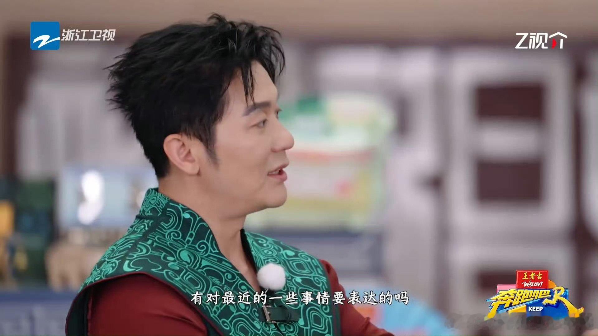 李晨头偏向白鹿手指了一下导演的方向李晨手指了一下导演的方向李晨头偏向白鹿手指了一