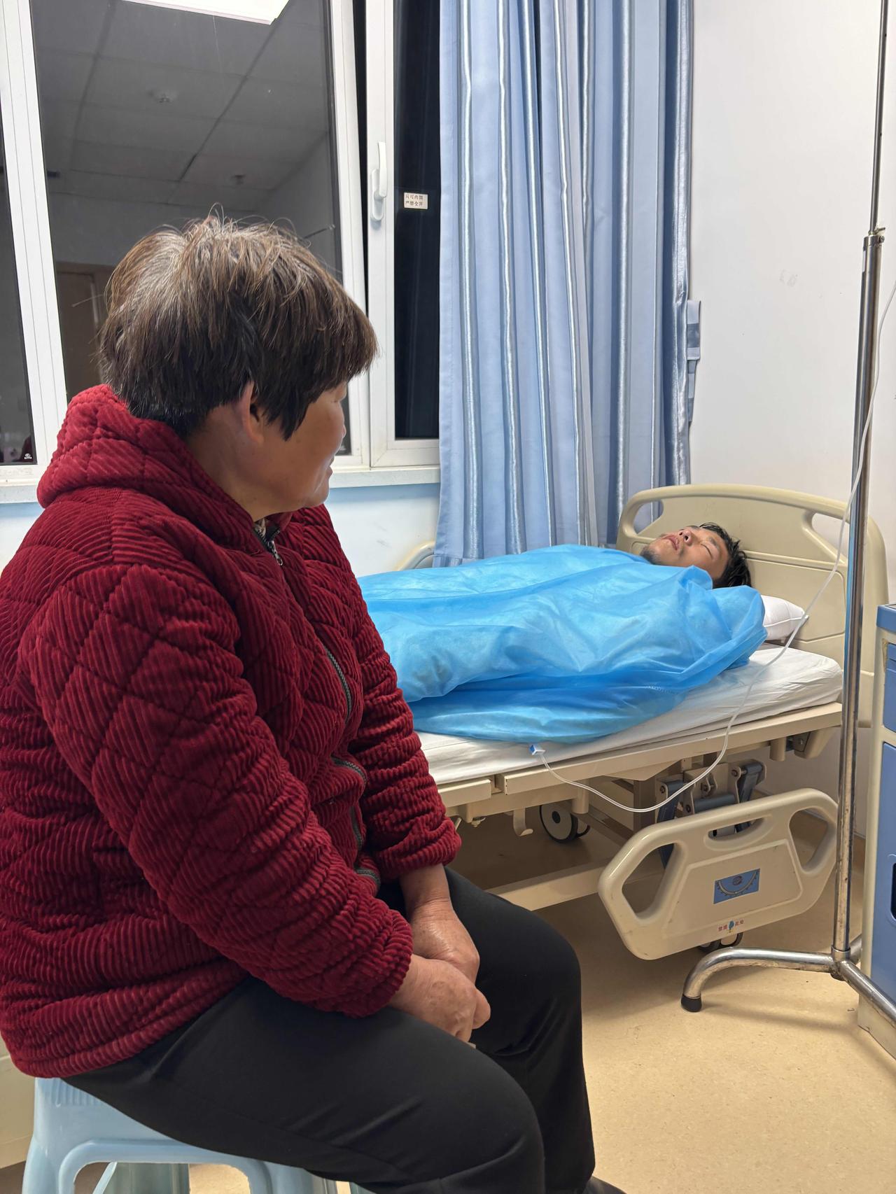 好好一个小伙被毁了！

昨晚在医院陪床，凌晨一点左右，病房里推进来一个打着点滴的