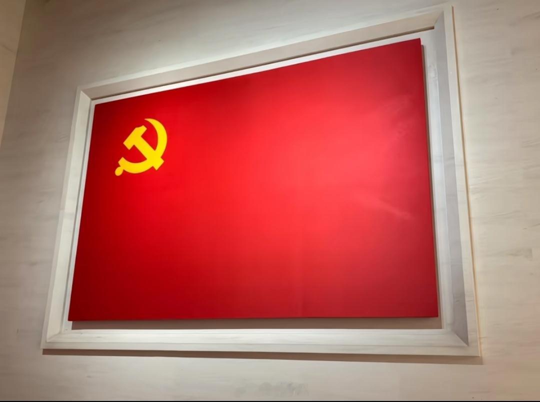 “时代在变 青年人奋斗和前进的脚步不变 爱国的情怀不变，永远跟党走，理想信念不坍