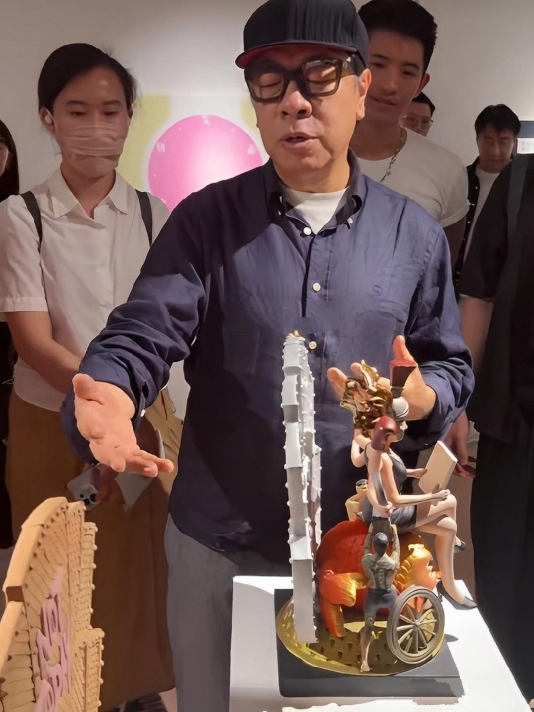 台湾省著名主持人蔡康永现身日本东京银座，64岁的蔡康永已经是两鬓斑白，身材臃肿肥