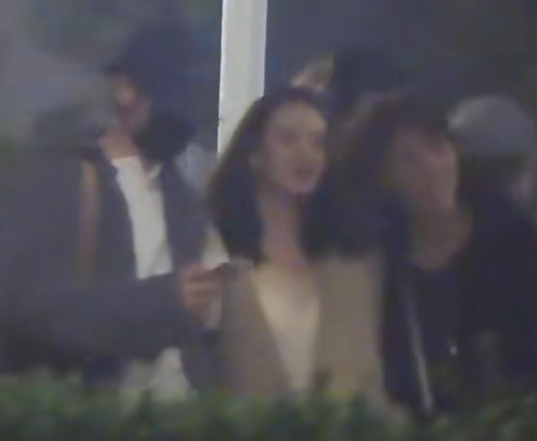 胡先煦恋情疑似曝光，有娱媒拍到了他和李宛妲手拉手出门逛街，情到深处时在街头拥抱，