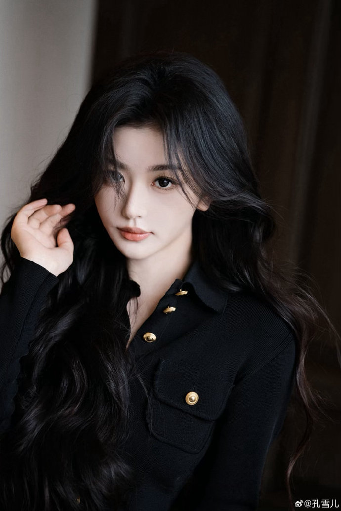 孔雪儿戴个墨镜帅成啥了谁被孔雪儿戴墨镜狠狠拿捏了？温柔雪鹅秒变酷拽女王，帅到极致