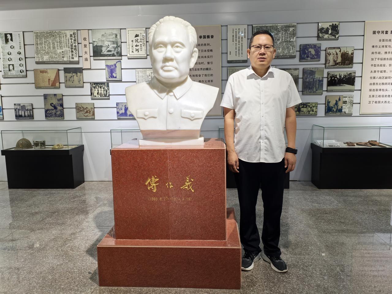 返京前拜谒，深深致敬傅作义先生，他的大义和忠诚与日月同辉、彪炳千秋。我们应世代铭