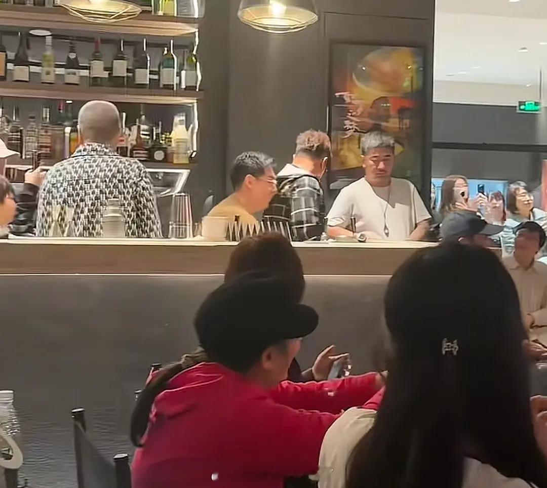 文章酒吧开业，张若昀他爸张健带老婆和小儿子现身了。 