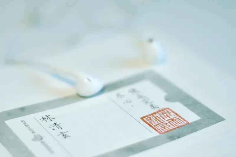 敲金引玉
 
清音叩冶焕光华，巧运灵思敲锦霞。
金石铿锵凝雅韵，琼瑶温润绽清嘉。