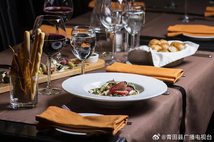 丽水青田两张饼拼出家乡样子青田麦饼&意式披萨，丽水青田的两张饼里，藏着满满乡愁。