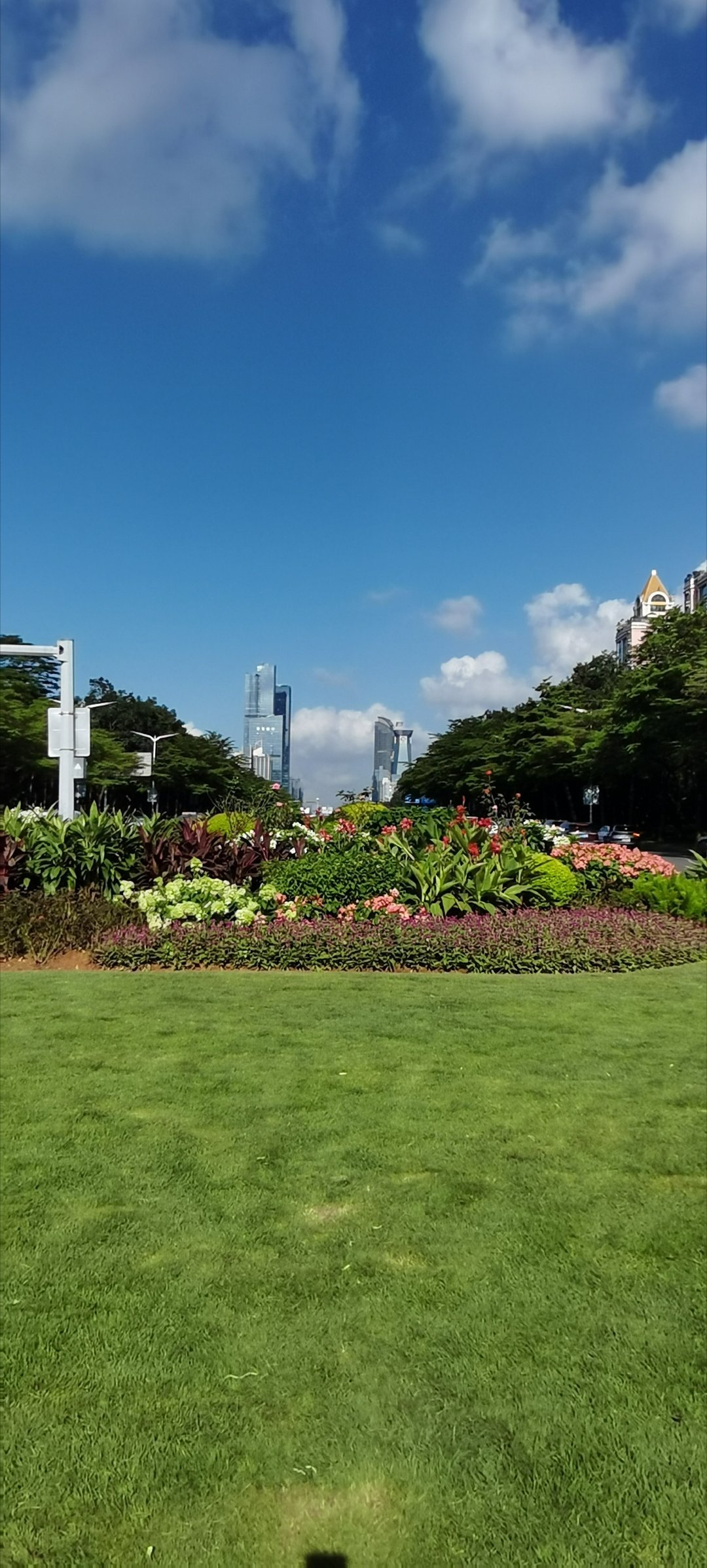 同一个城市，一前一后，却是两片完全不一样的天空。一边乌云漫卷，是雨后沉静的烟火日