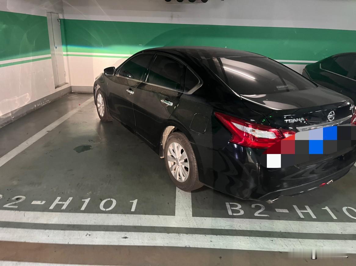 朋友，这么停车，是不是有点任性了？

辽阳西路附近某商场，大周末的，车位不好找。