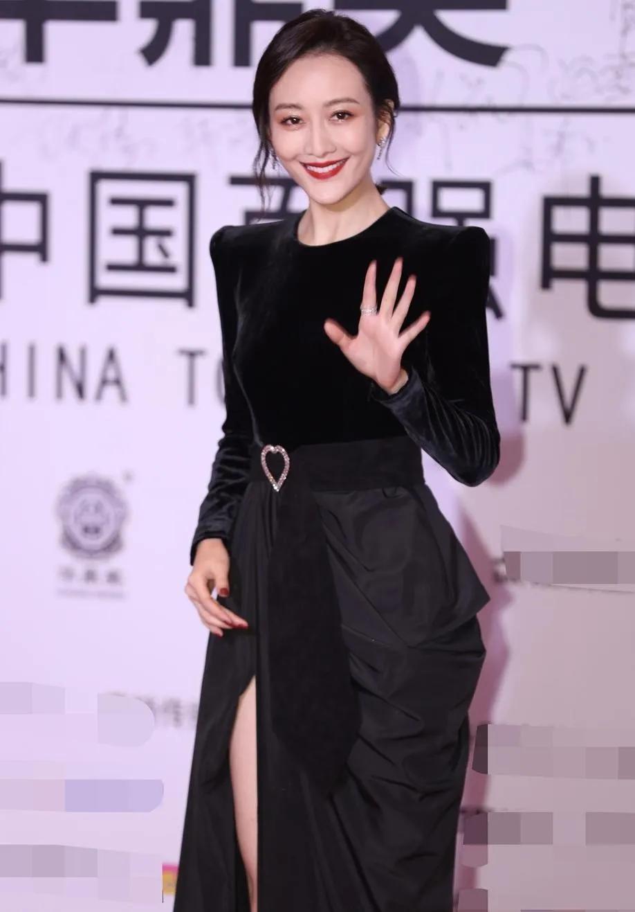 王鸥红唇妆容美艳气场全开 高开叉黑色长裙大秀美腿