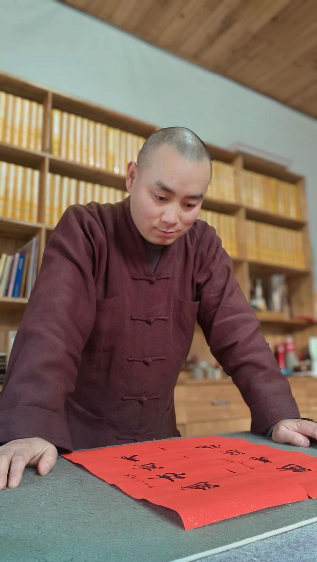 人生的意义在于活着的时候好好体验，百年之后，时间会抹去我们在这个世上所有的痕迹…