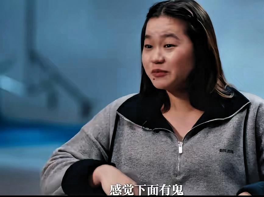 快被全红婵笑死了。
接受采访她是完全不按套路来。主持人问她从十米高台跳下的感受，