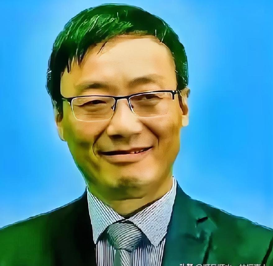 一句硬话，炸醒装睡的人。
​​六月二十六号这天，汤家凤的公众号弹出两条推送——标
