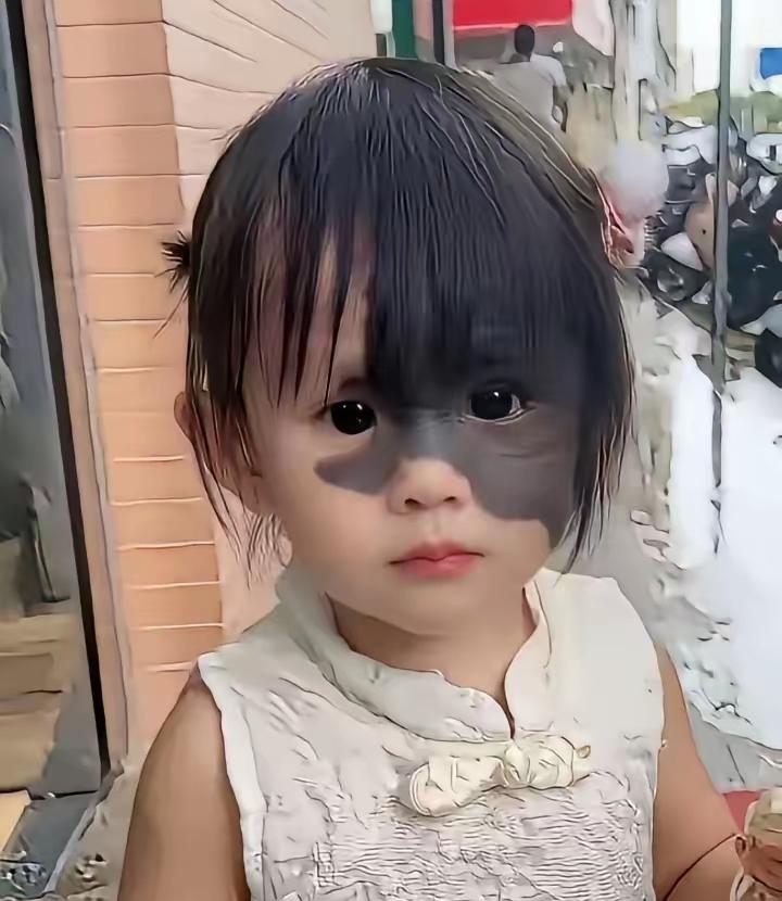 这个小姑娘，天生自带灵气，就算脸上有胎记，也丝毫影响不了她本身的好看
 
一双眼