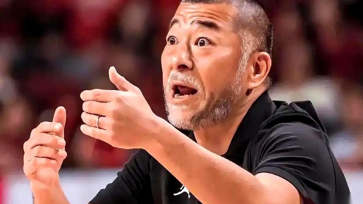 这是关于日本男篮主帅桶谷大的一段赛后复盘采访报道。
“没想到赢得这么轻松。”
这