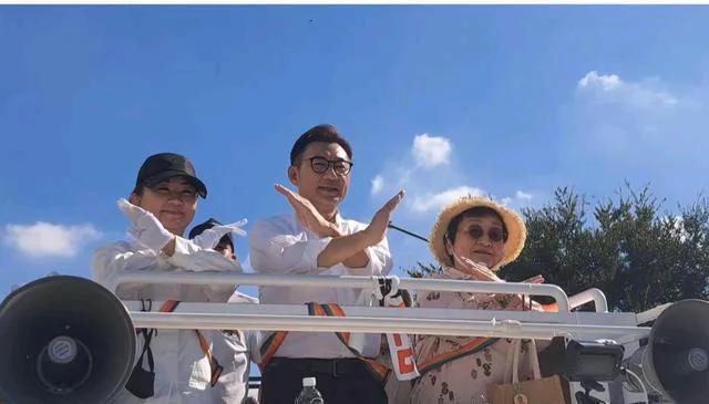 台中市长卢秀燕与台民意机构副负责人江启臣一起“车扫”，并表示大家若不站出来制止台