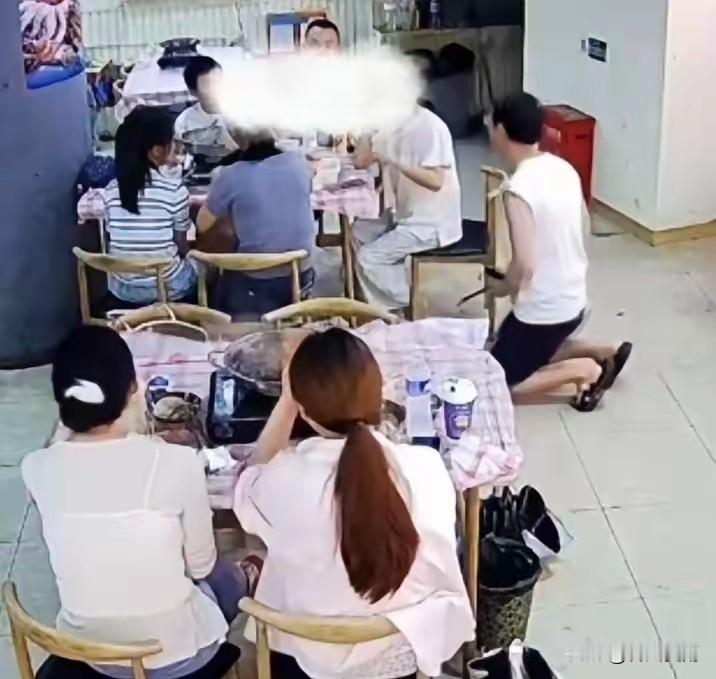 是什么让老板扑通一声跪下。
​​事情发生在七月四日的中午，武汉洪山区的一家平价自