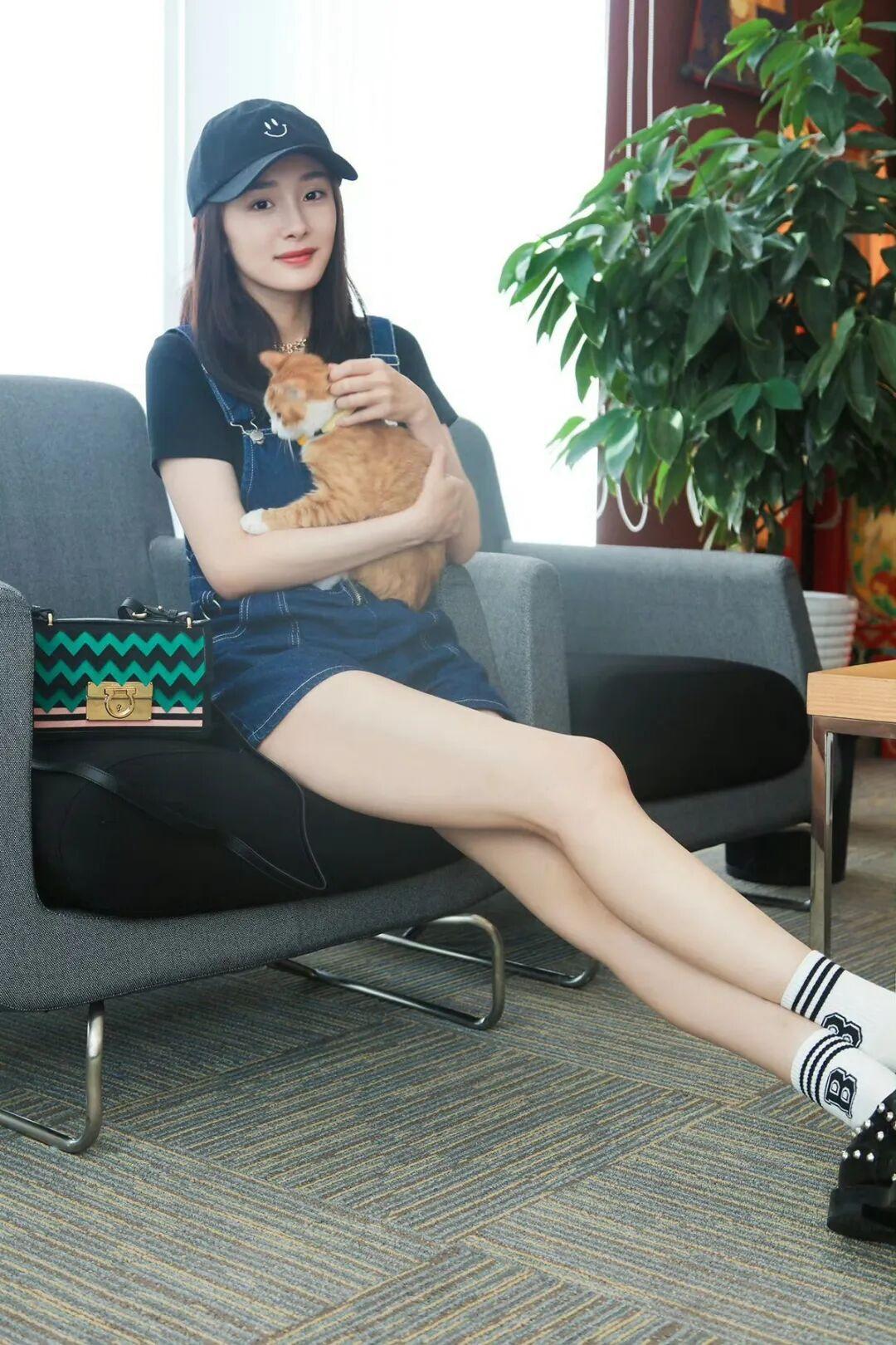 杨幂校园风造型，幂姐私服也好好看 
