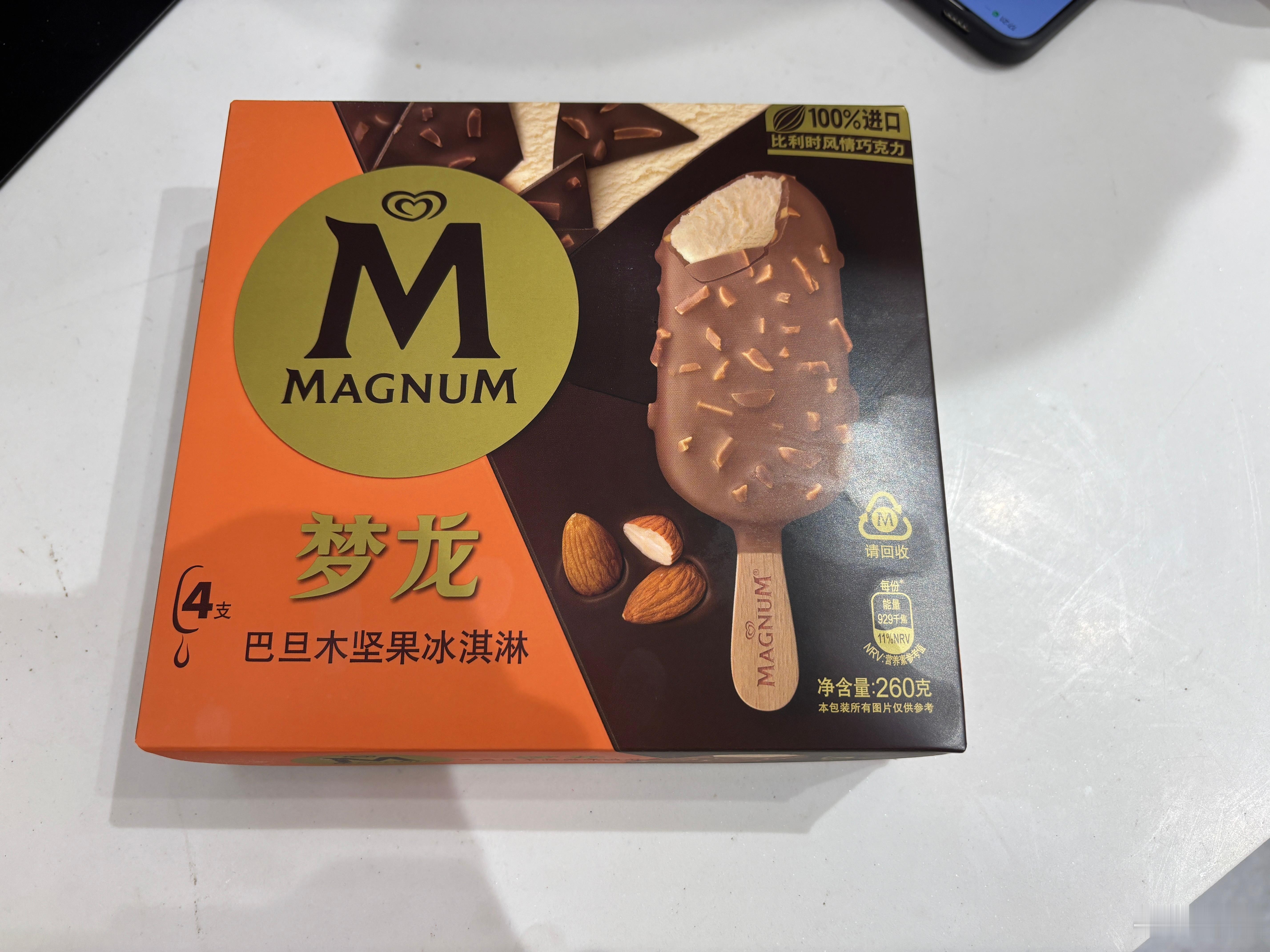 昨天在搞活动的时候买了一盒梦龙，怎么说呢，非常正直的巧克力味和新鲜的巴旦木味，奶
