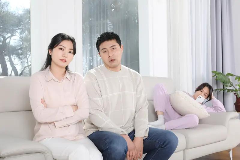 离婚后该不该和前妻保持联系，这得看情况。国学大师曾仕强说过，如果不是为了孩子，其
