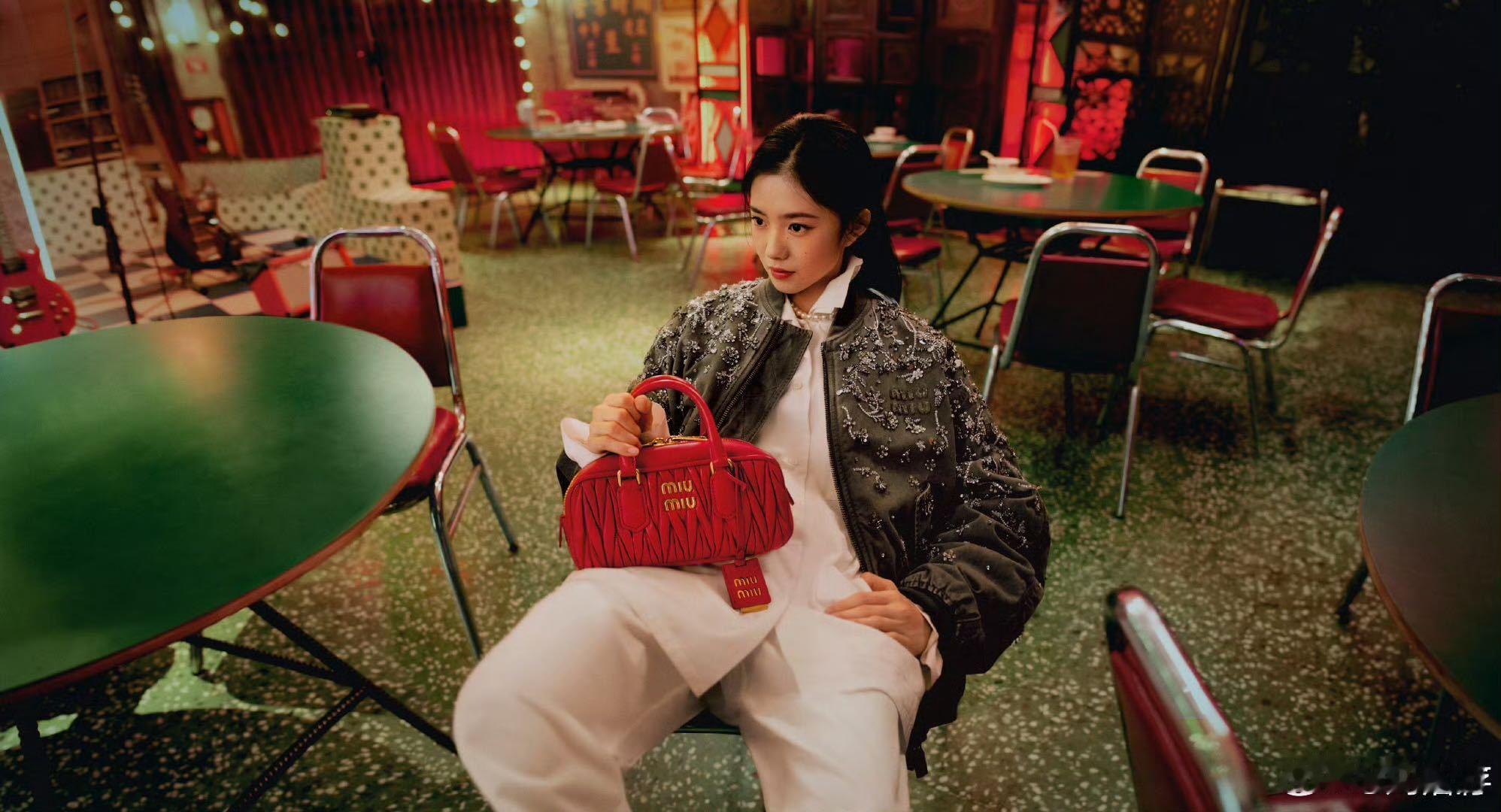 刘浩存新年三折叠怎么叠都好看  哇哦，刘浩存的 “新年三折叠” 惊艳众人，她站在