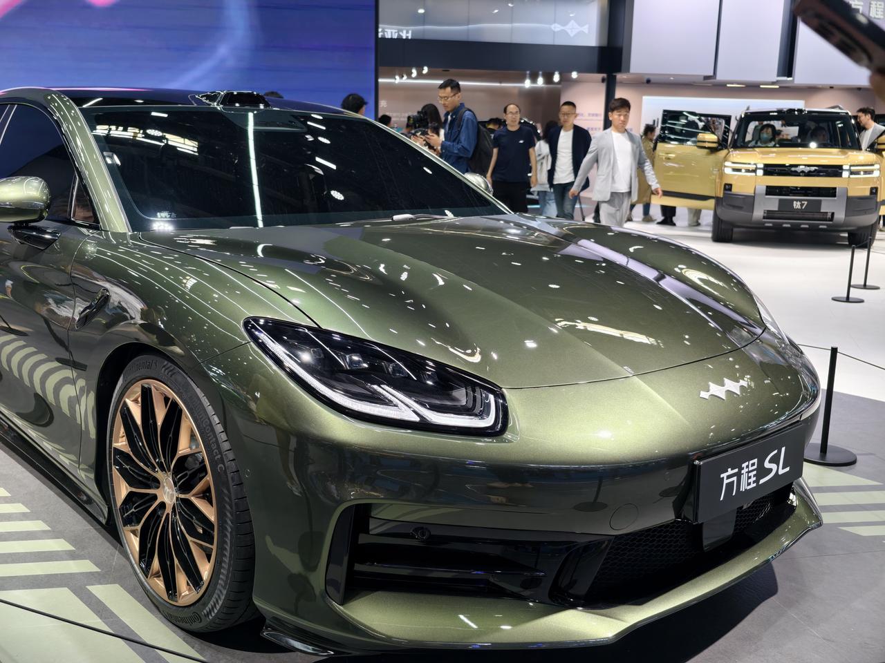 今天继续带大家逛北京车展。

众所周知，方程豹是比亚迪旗下的个性化品牌，并且产品