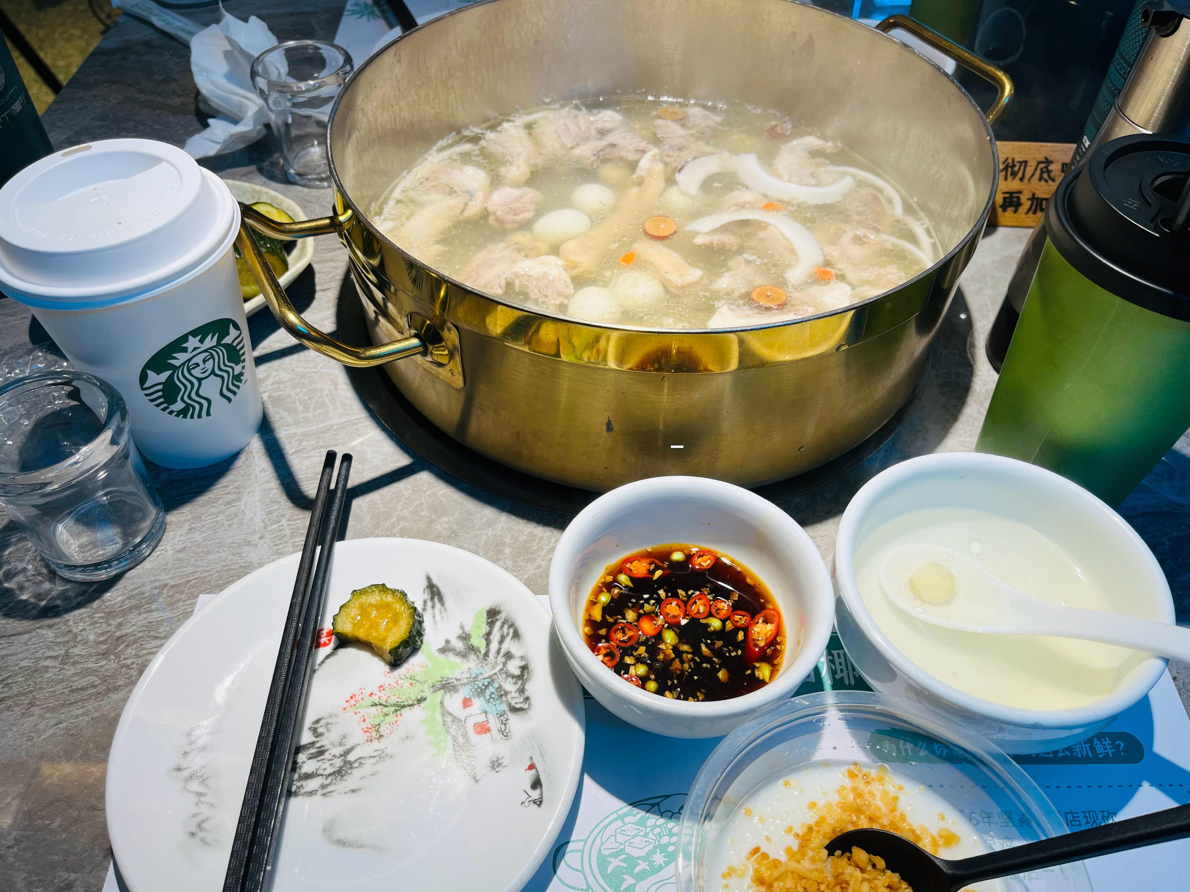 今日晚餐：椰子鸡[干饭人]这个煲仔饭也好好吃[干饭人] 