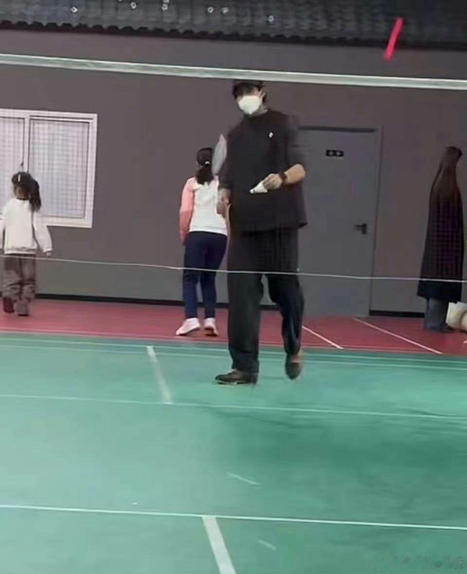 大连偶遇宋威龙打羽毛球偶遇宋威龙戴口罩打羽毛球 宋威龙，你帅！ 