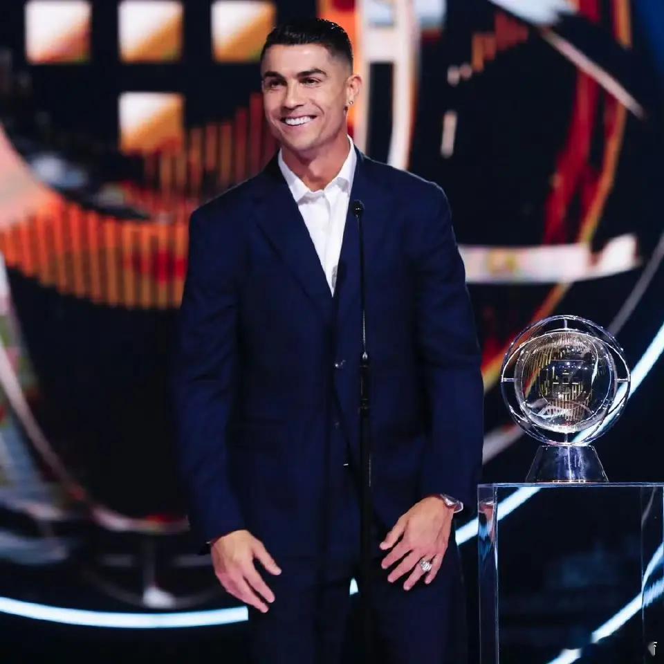 特朗普：“C罗是史上最佳球员。” 