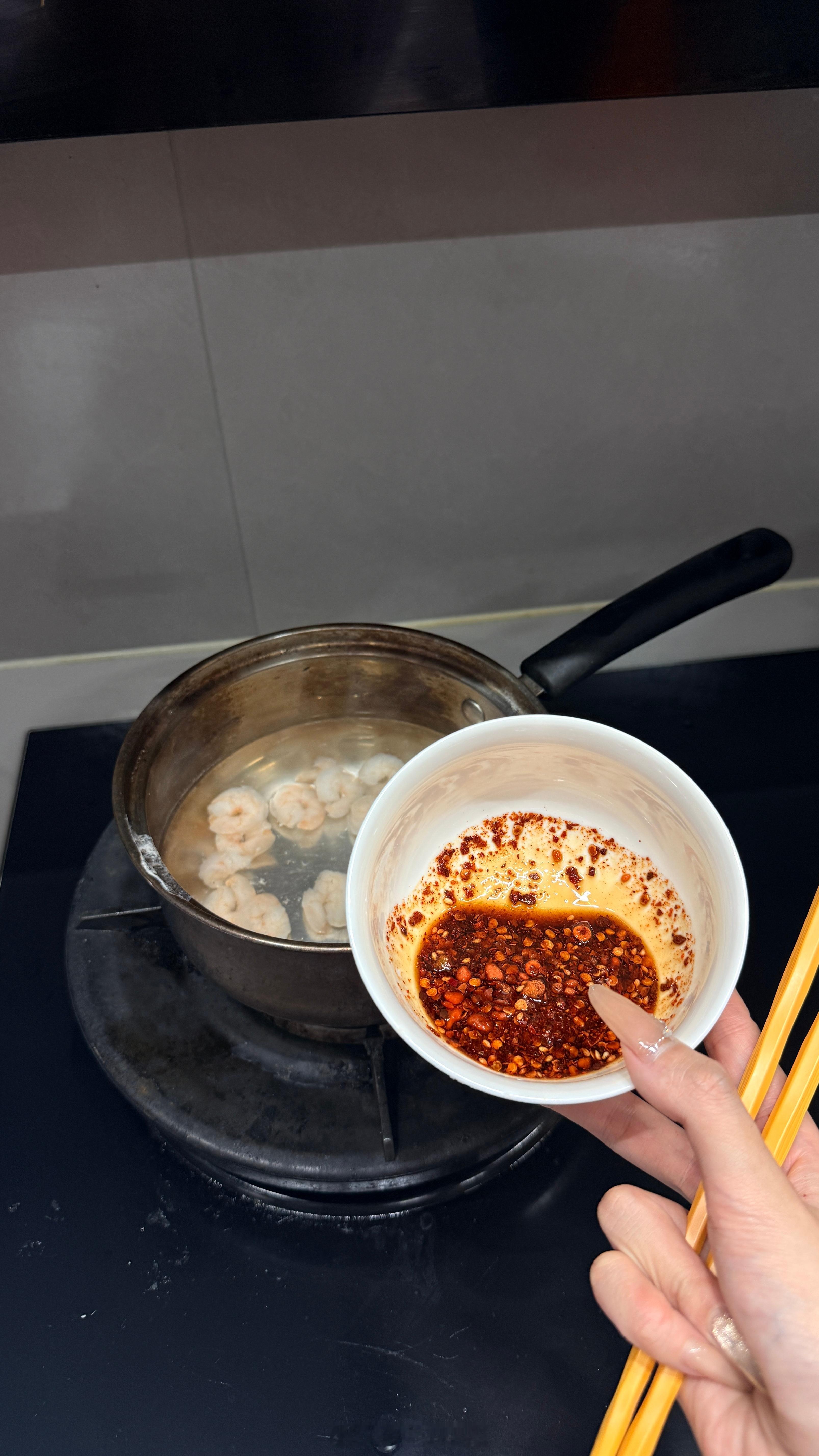 懒得洗碗就站在这里吃。 辣椒面是一个粉丝闺闺在贵州带回来给我的 好好吃啊啊啊啊 