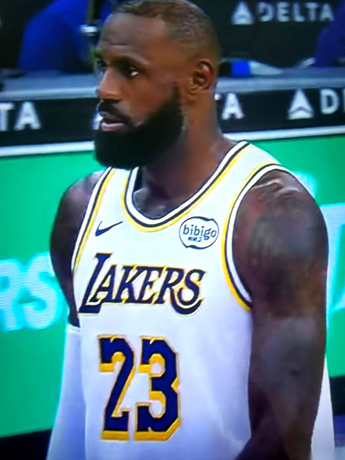 赢了。
但老詹在场上，球队净输14分。
他不在的时候，球队反而打得更好。
这TM