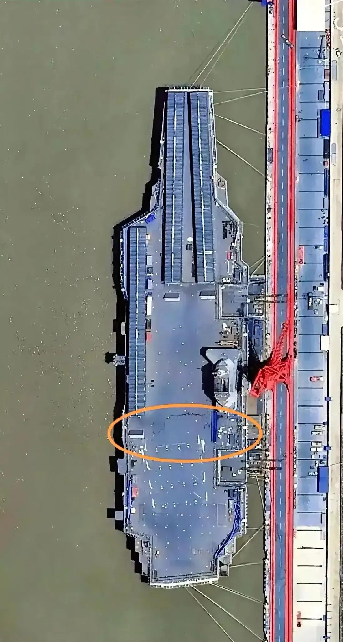 据说是美国卫星拍摄的福建号最新‬照片，这个照片一看不得了，福建号的甲板怎么裂开了