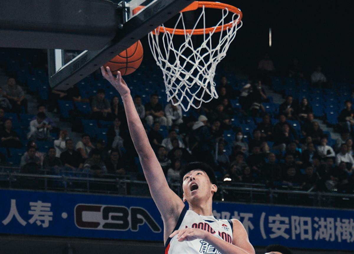 广州半场47-55被广东反超三个原因！
北京时间12月19日，广州一度37-30