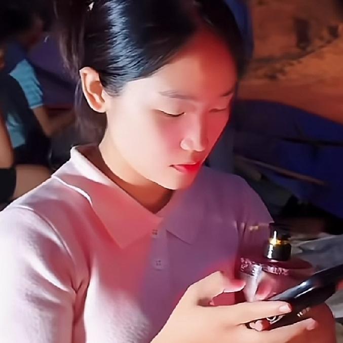 小松和秋秋在越南给五叔盖房子，五叔的儿子跟着小熊松一起做视频，一起出镜，五婶和五