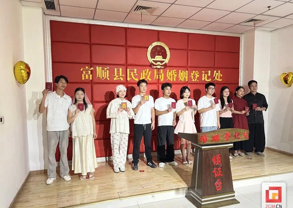 【不止领红本本！富顺七夕花式领证，解锁婚恋新风尚】8月19日，农历七夕佳节，县民