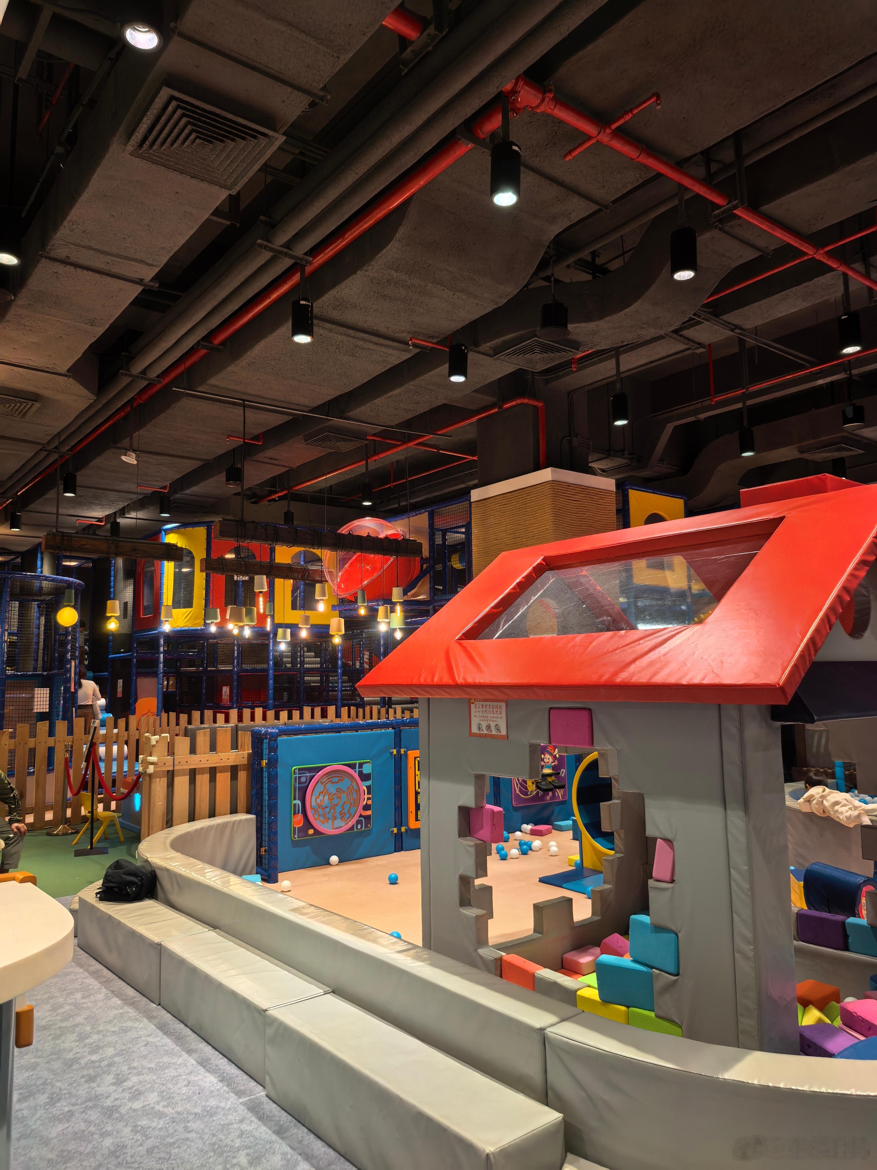 终于能歇会，酒店附近应该是国内各大运动品牌的总部都在这。特步、匹克、安踏、361