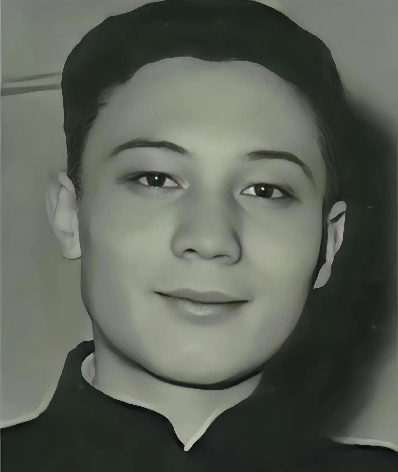 1952年，蒋孝文被抓进警察局，警察问他家长是谁，他没有回答，而是指了墙上蒋介石