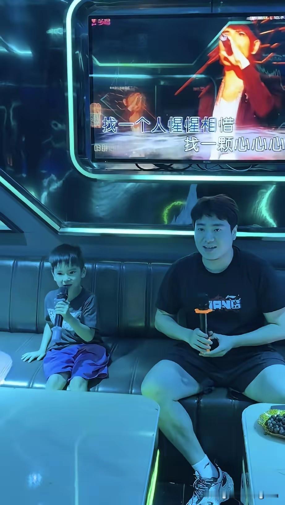 大胖回到北京，抽空陪两个孩子，一家人还去唱K了呀！

小儿子简直就是麦霸，虽然认