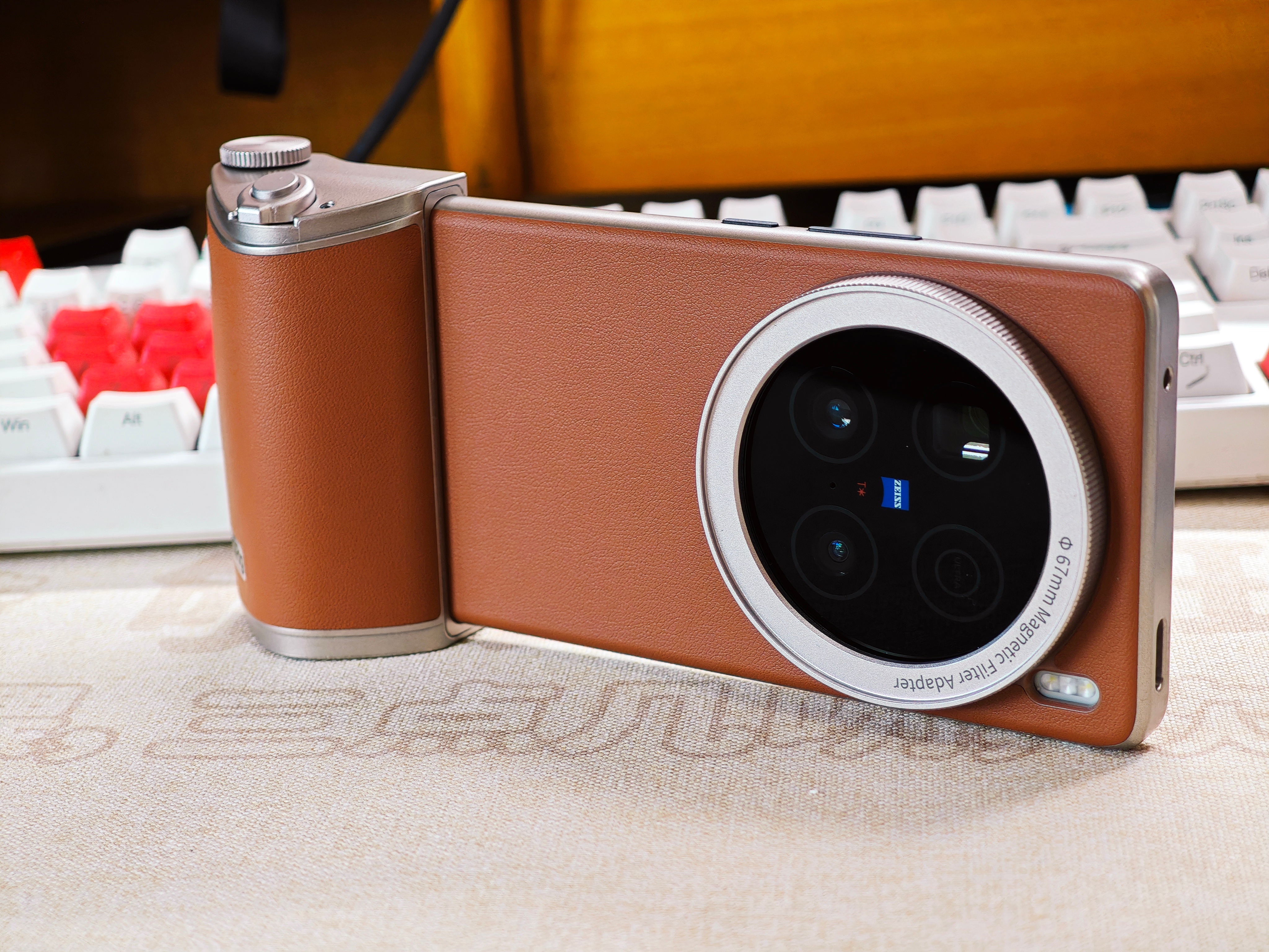 vivo X100 Ultra 摄影套装质感不错... 变焦 曝光都可以 非常方