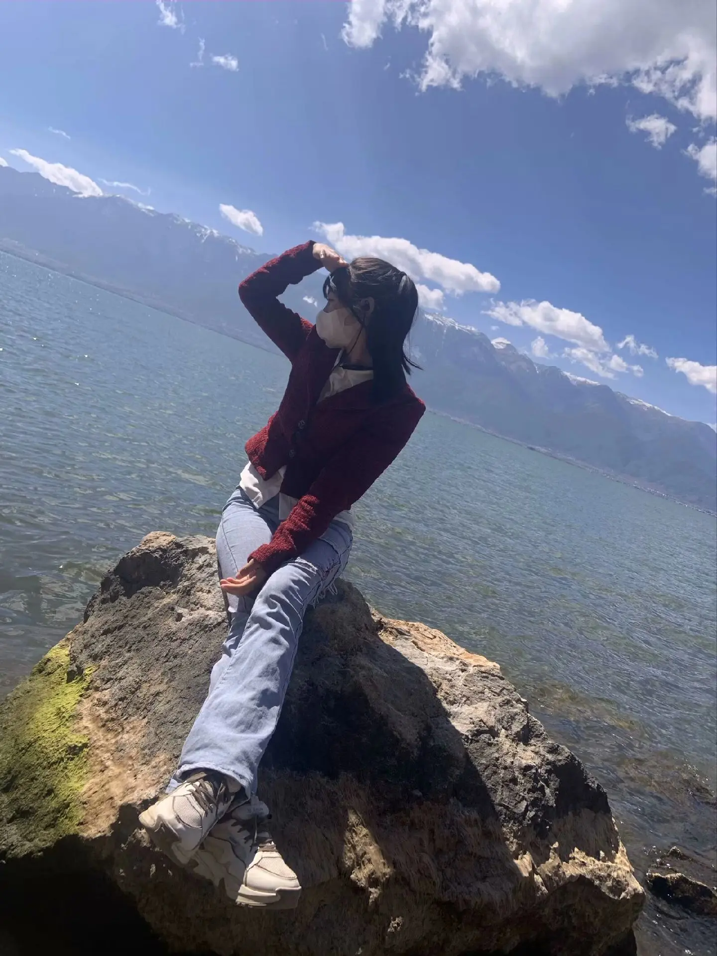 其实一个人走过了太多无助的路，早就不怨了，后来遇见再难的事儿都不觉得算...