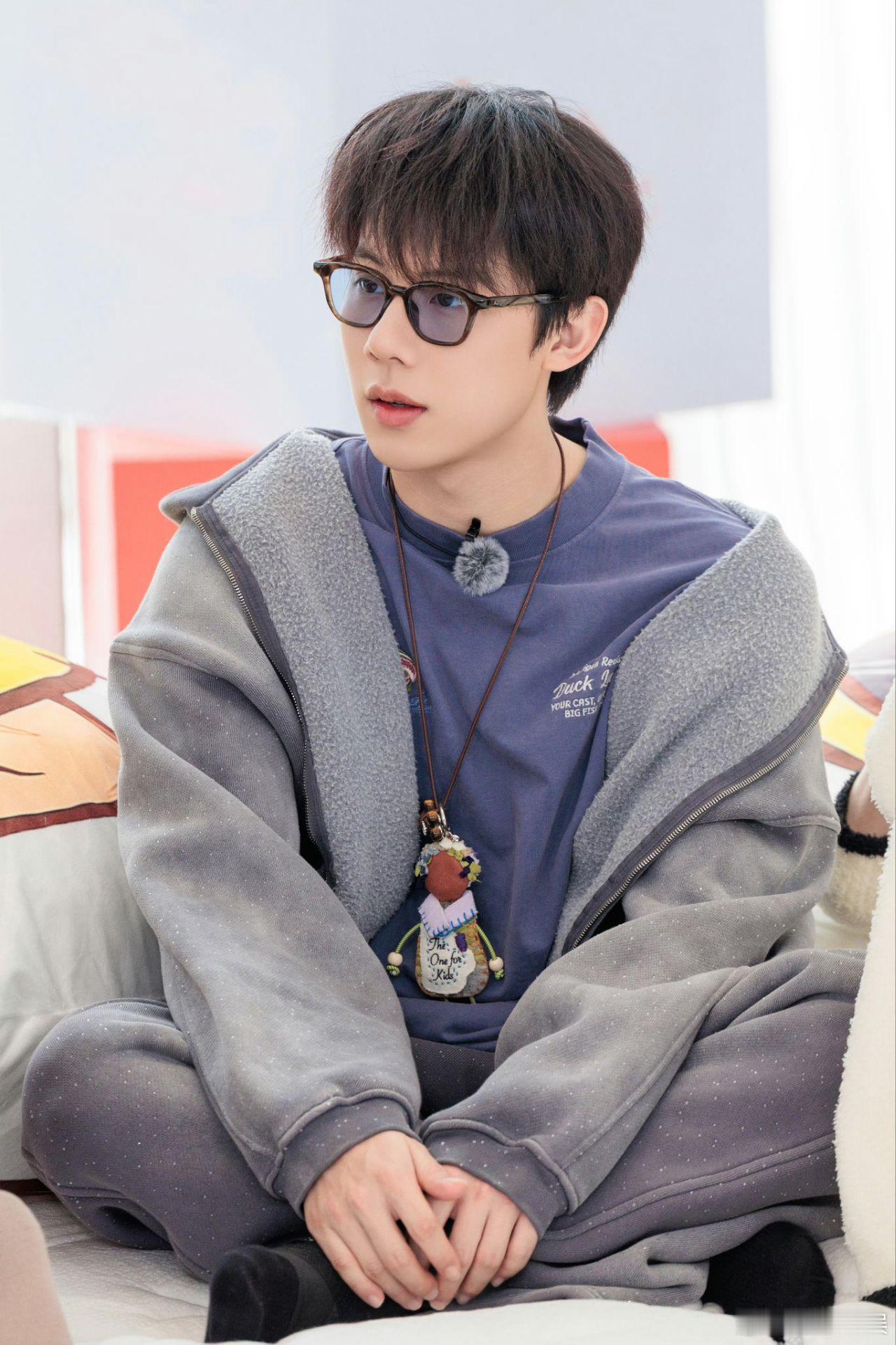 舞都跳不齐怎么不算是一种团魂周五晚高疯 越看《周五晚高疯》越觉得治愈🥳！舞虽然