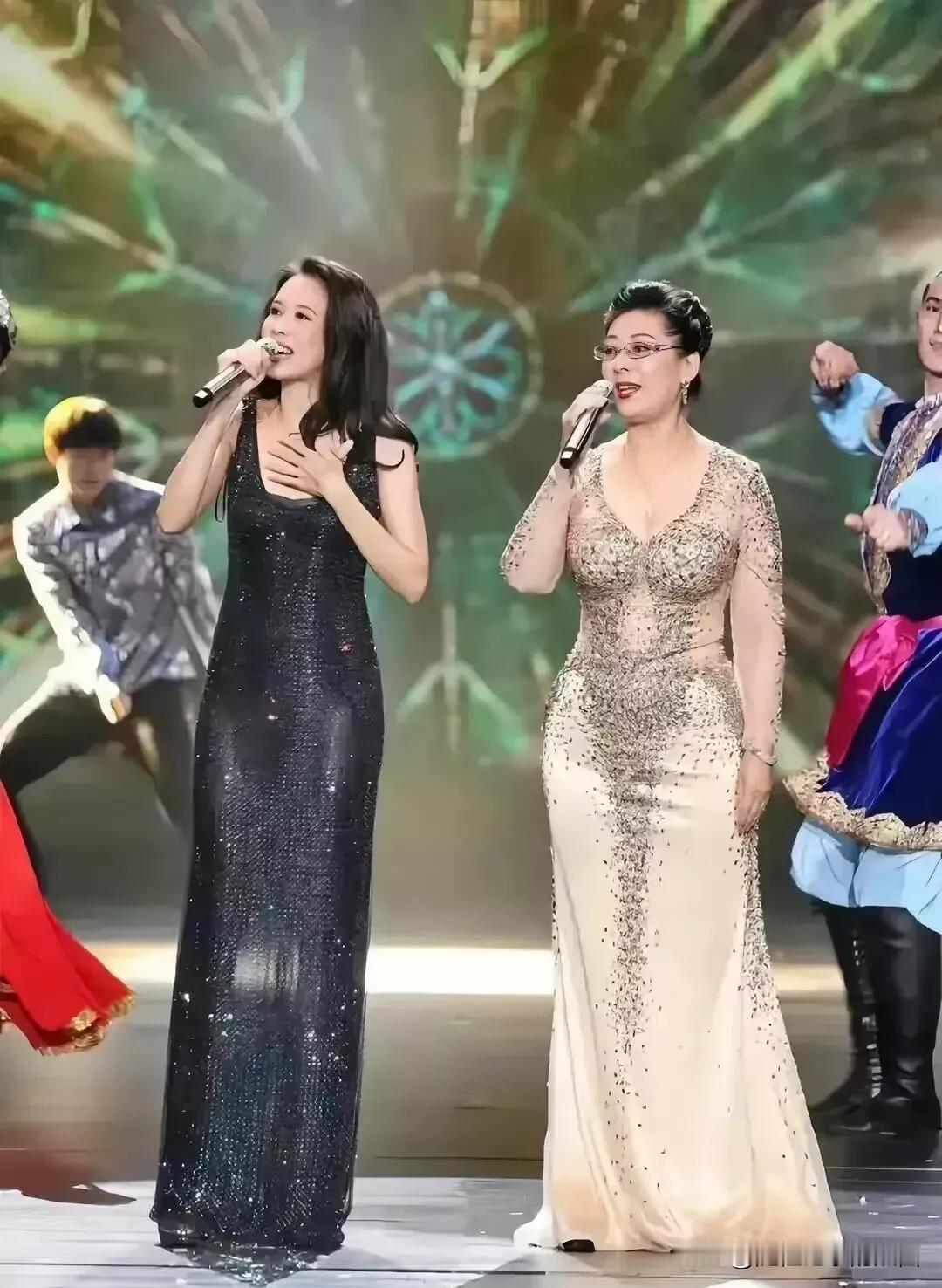 虽然关牧村是女中音歌唱家里很有实力的一个，但她的衣品真一般，特别是身上的这种风格