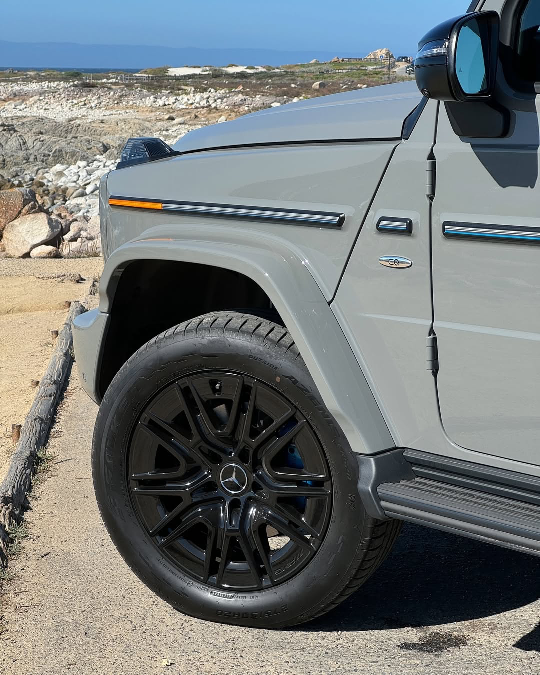 深灰色车身+黑色轮毂，气场十足，城市or越野都超吸睛！ 